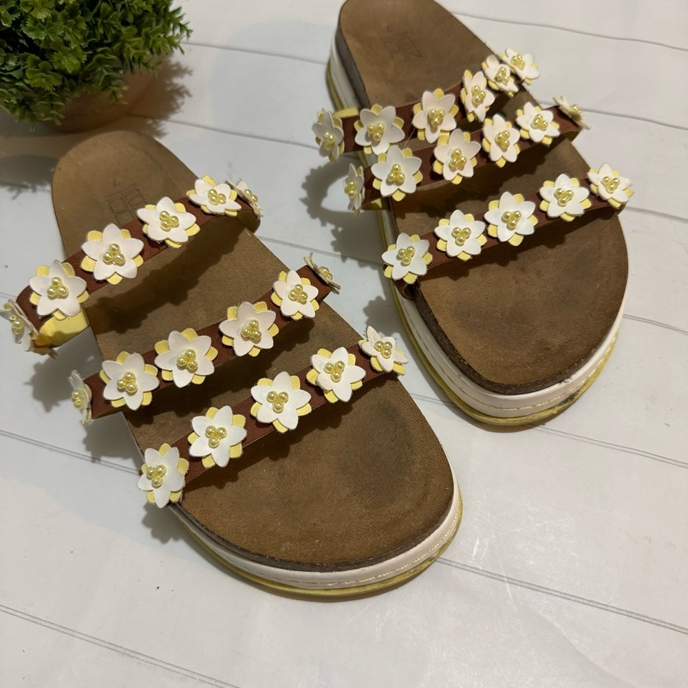 No Boundaries White Floral Platform Slide Sandals
